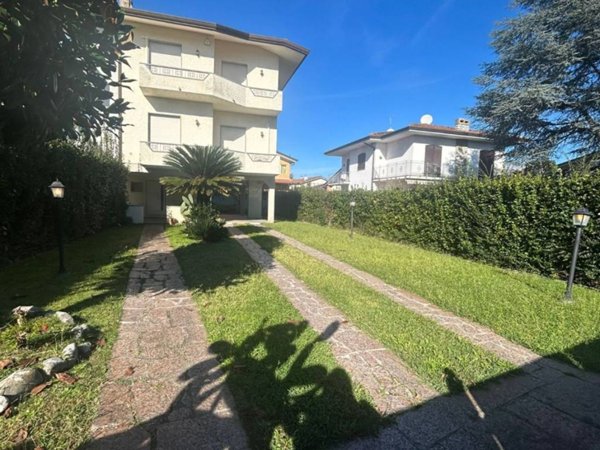 casa indipendente in vendita a Pietrasanta in zona Tonfano