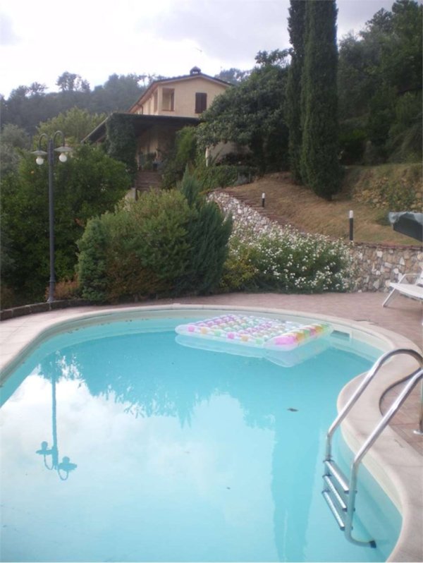 casa indipendente in vendita a Pietrasanta in zona Strettoia