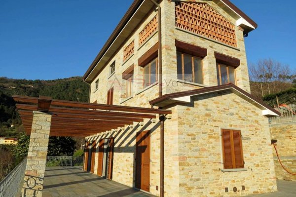 casa indipendente in vendita a Pietrasanta in zona Strettoia