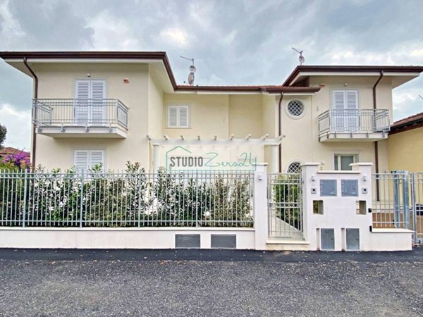 casa indipendente in vendita a Pietrasanta in zona Tonfano