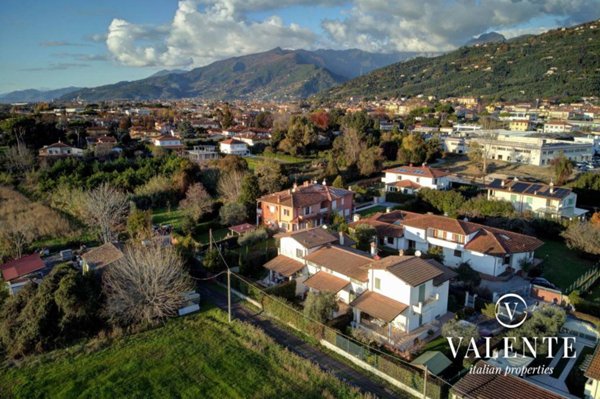 casa indipendente in vendita a Pietrasanta in zona Osterietta