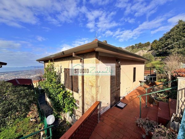 casa indipendente in vendita a Pietrasanta in zona Capriglia