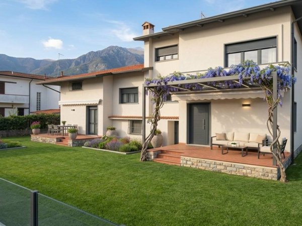 casa indipendente in vendita a Pietrasanta in zona Tonfano