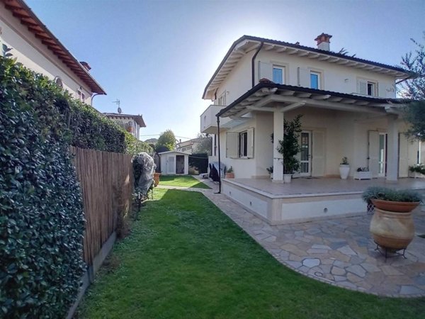 casa indipendente in vendita a Pietrasanta in zona Tonfano