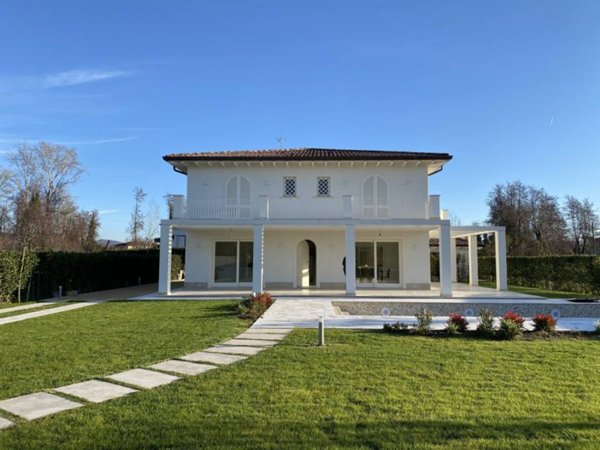 casa indipendente in vendita a Pietrasanta in zona Tonfano