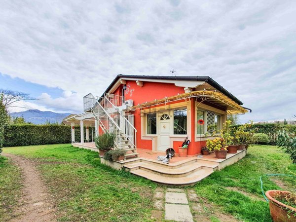 casa indipendente in vendita a Pietrasanta in zona Fiumetto