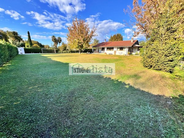 casa indipendente in vendita a Pietrasanta in zona Fiumetto