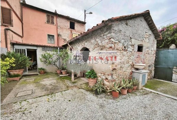 casa semindipendente in vendita a Pietrasanta in zona Crociale