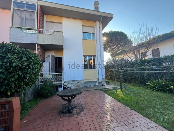 casa indipendente in vendita a Pietrasanta in zona Motrone