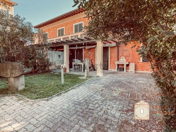 casa indipendente in vendita a Pietrasanta in zona Tonfano