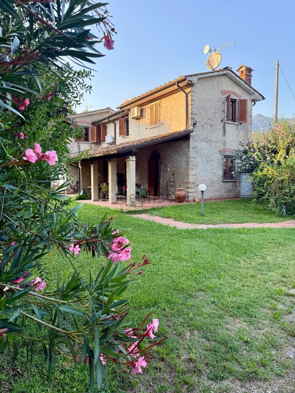 casa indipendente in vendita a Pietrasanta in zona Strettoia