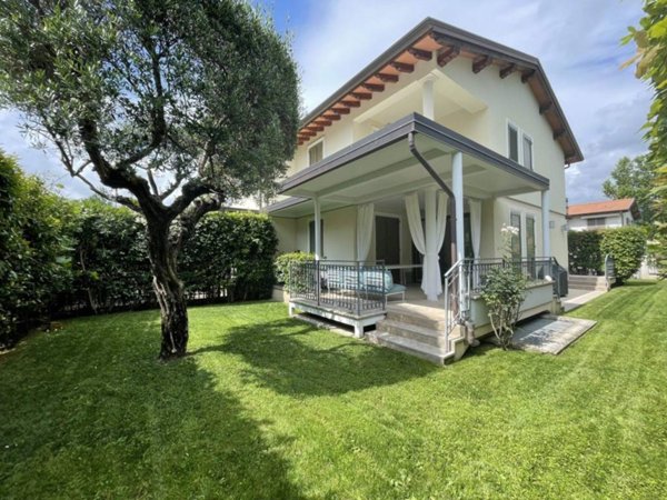 casa indipendente in vendita a Pietrasanta in zona Fiumetto