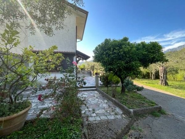 casa indipendente in vendita a Pietrasanta in zona Vallecchia