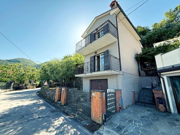 casa indipendente in vendita a Pietrasanta in zona Capriglia