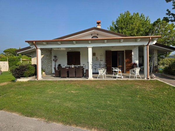 casa indipendente in vendita a Pietrasanta in zona Tonfano