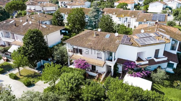 casa indipendente in vendita a Pietrasanta in zona Tonfano