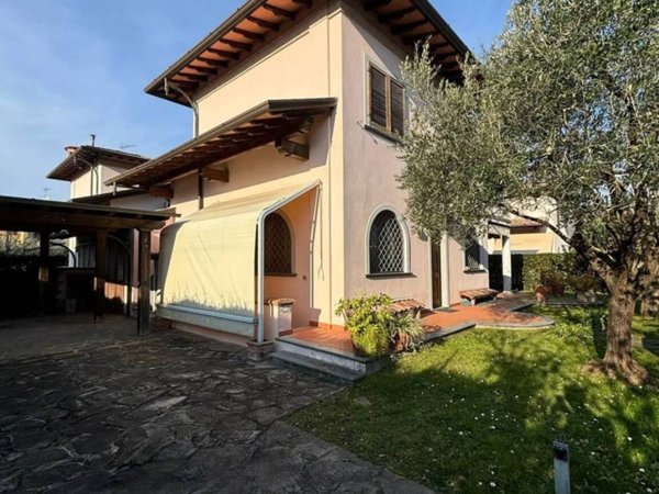 casa indipendente in vendita a Pietrasanta in zona Fiumetto