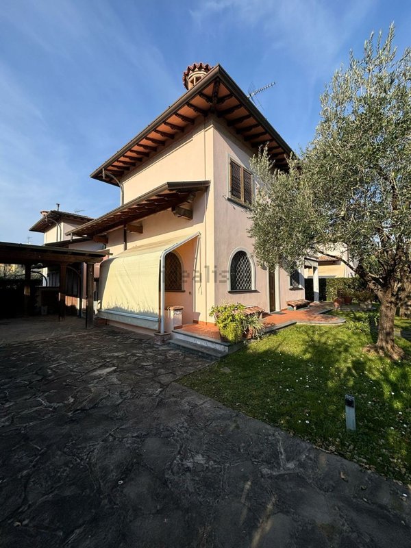 casa indipendente in vendita a Pietrasanta in zona Fiumetto