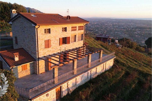 casa indipendente in vendita a Pietrasanta in zona Strettoia