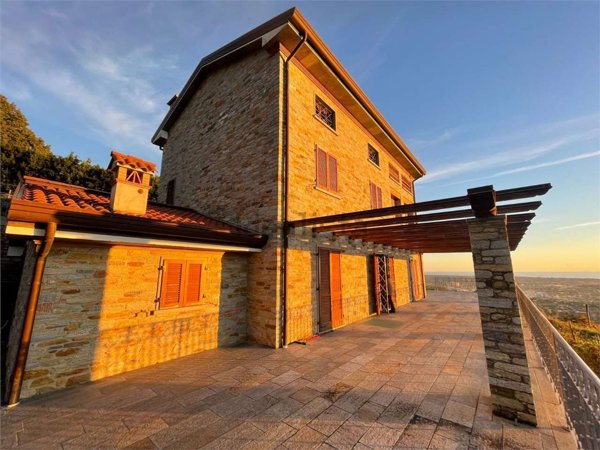 casa indipendente in vendita a Pietrasanta in zona Strettoia