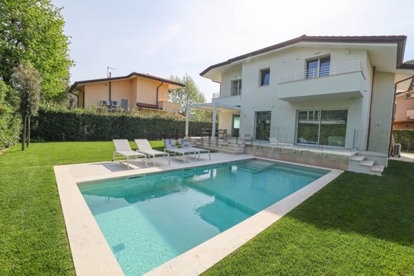 casa indipendente in vendita a Pietrasanta in zona Fiumetto