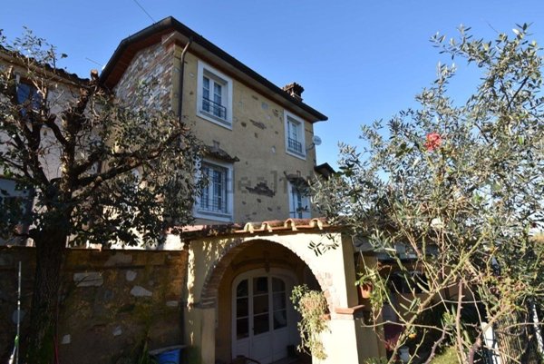 casa indipendente in vendita a Pietrasanta in zona Crociale
