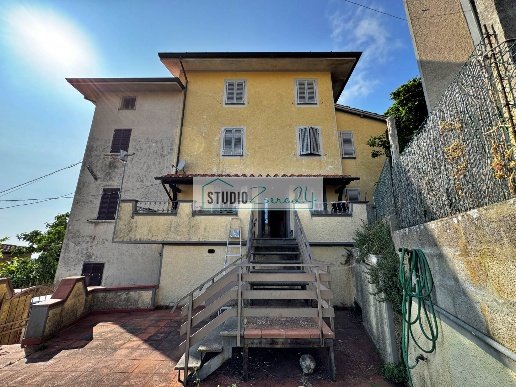 casa indipendente in vendita a Pietrasanta in zona Capezzano Monte