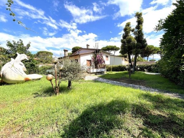 casa indipendente in vendita a Pietrasanta in zona Vignone
