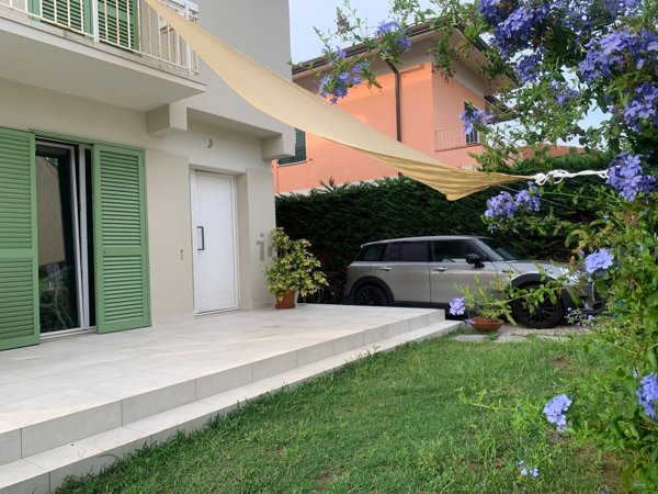 casa indipendente in vendita a Pietrasanta in zona Tonfano