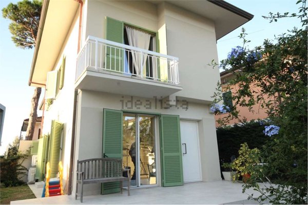 casa indipendente in vendita a Pietrasanta in zona Tonfano