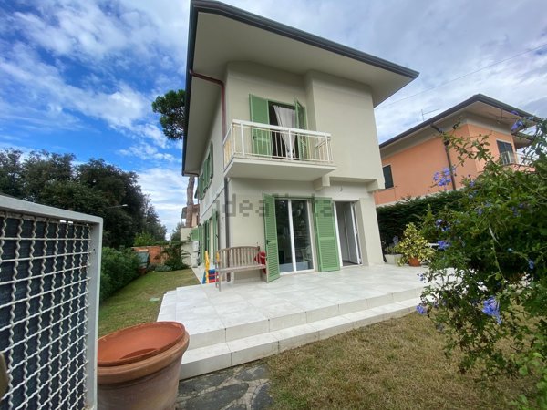 casa indipendente in vendita a Pietrasanta in zona Tonfano