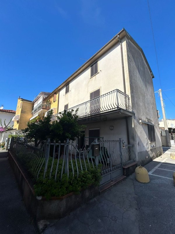 casa indipendente in vendita a Pietrasanta in zona Crociale