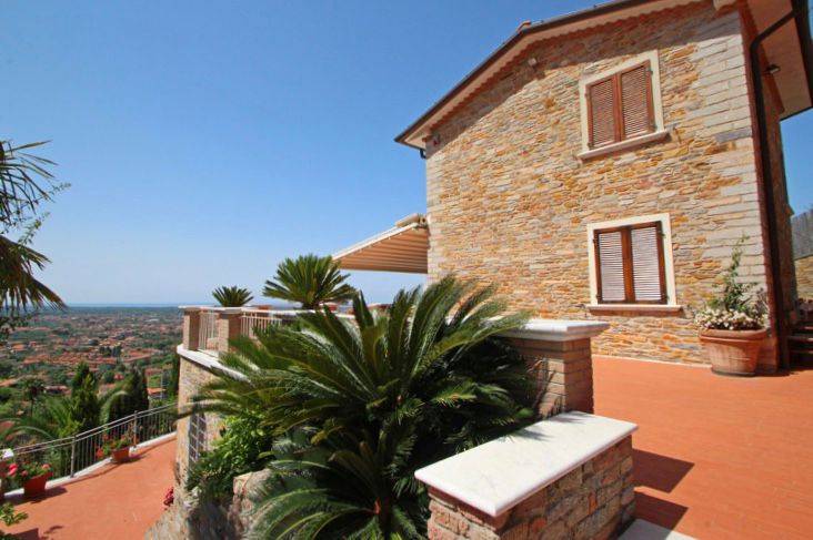 casa indipendente in vendita a Pietrasanta in zona Strettoia