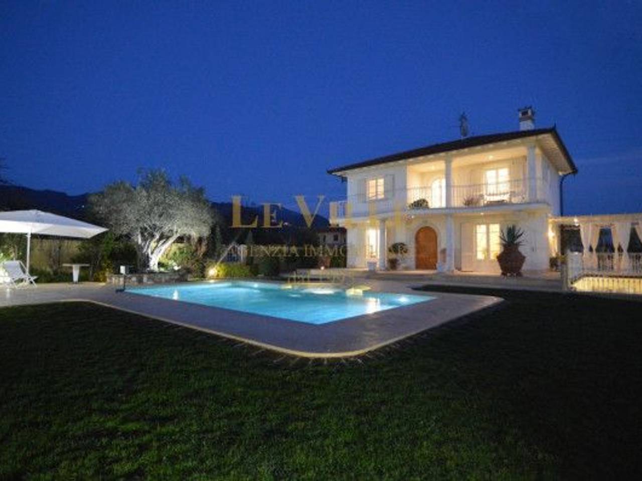 casa indipendente in vendita a Pietrasanta in zona Fiumetto