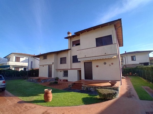 casa indipendente in vendita a Pietrasanta in zona Tonfano