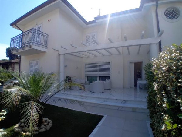 casa indipendente in vendita a Pietrasanta