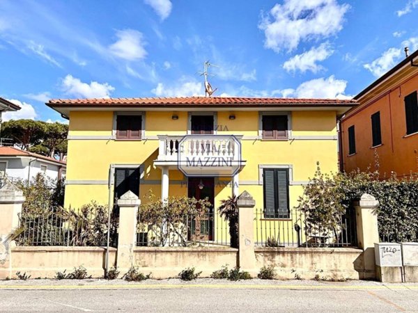 casa indipendente in vendita a Pietrasanta in zona Tonfano