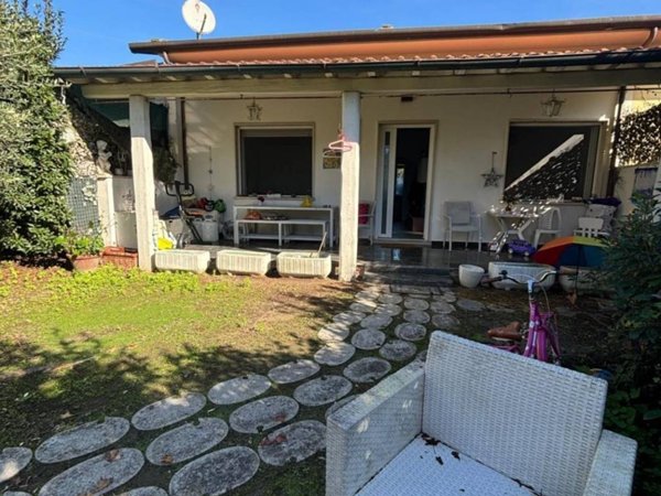 casa indipendente in vendita a Pietrasanta in zona Tonfano
