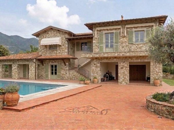 casa indipendente in vendita a Pietrasanta in zona Vignone