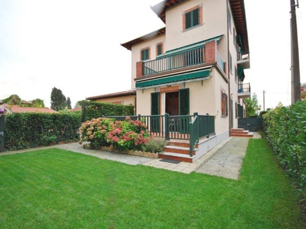 appartamento in vendita a Pietrasanta in zona Marina di Pietrasanta