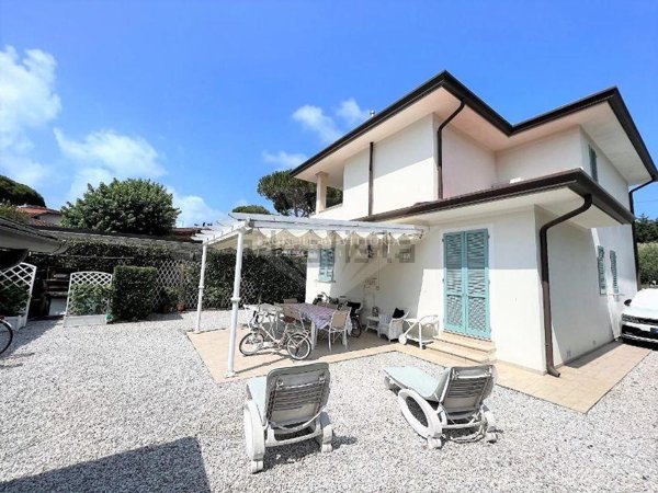 casa indipendente in vendita a Pietrasanta in zona Tonfano