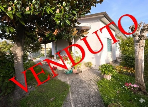 casa indipendente in vendita a Pietrasanta in zona Tonfano