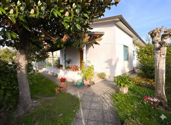 casa indipendente in vendita a Pietrasanta in zona Tonfano