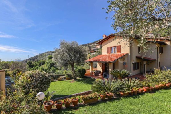 casa indipendente in vendita a Pietrasanta in zona Capezzano