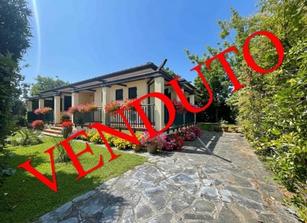 casa indipendente in vendita a Pietrasanta in zona Tonfano