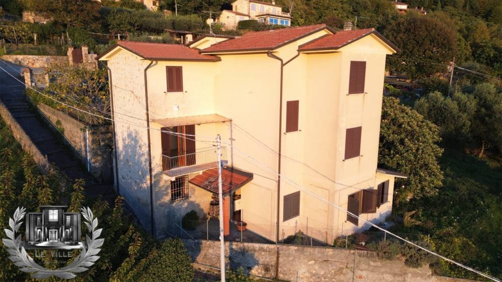 casa indipendente in vendita a Pietrasanta in zona Capezzano