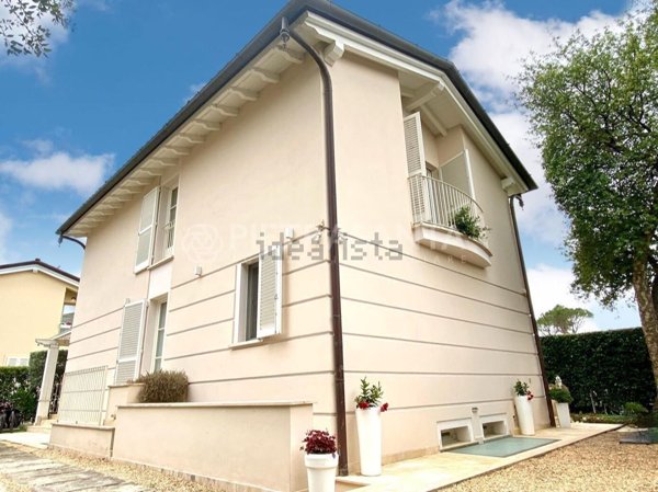 casa indipendente in vendita a Pietrasanta