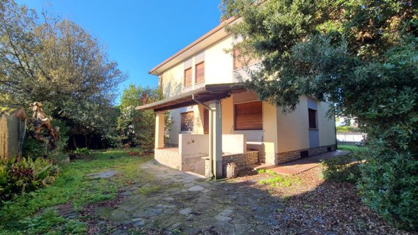 casa indipendente in vendita a Pietrasanta in zona Tonfano