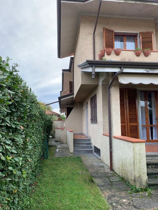 casa indipendente in vendita a Pietrasanta in zona Fiumetto
