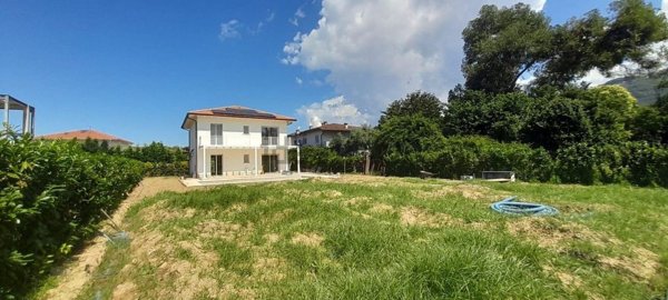 casa indipendente in vendita a Pietrasanta in zona Tonfano